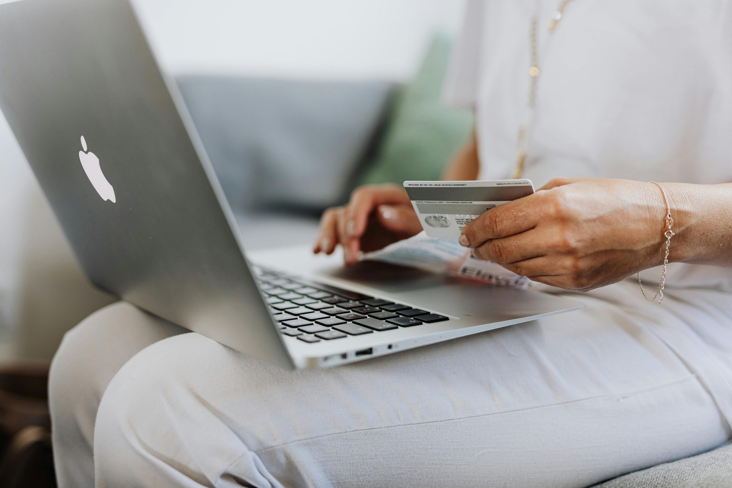 E-COMMERCE: STRATEGIE E STRUMENTI PER IL SUCCESSO ONLINE (WOOCOMMERCE E WORDPRESS CON SUPPORTO AI) DI GIORGIO PETETTI 09.00-13.00 / 14.00-16.00 (ONLINE – ISCRIZIONI APERTE)